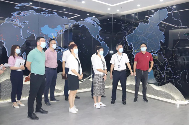 番禺区委常委、常务副区长麦洁萍率队到番禺创新科技园调研中轻广州和光华科技